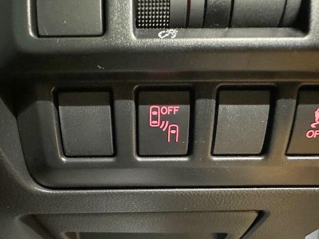 インプレッサスポーツ ２．０ｅ－Ｌアイサイト　走行２９６０ｋｍ　禁煙車　純正メモリーナビ　アイサイトＶｅｒ３　バックカメラ　パドルシフト　ＥＴＣ　プッシュスタート　アダプティブクルーズコントロール　ＢＳＭ（8枚目）