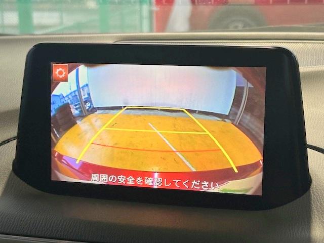バックカメラがついて後方確認が簡単にできます！苦手としている車庫入れ等も安心して出来ますね！凄く需要の高い装備ですので、最初から付いていれば言う事なしですよね！？