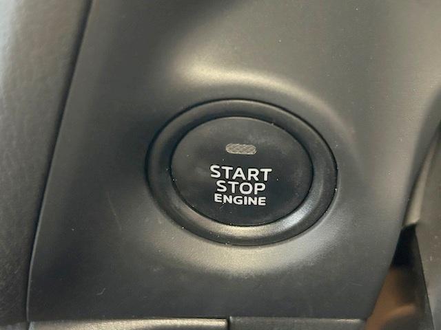 プッシュスターターです！鍵はポケットなどに入れたまま、ボタンをポチっと押せばエンジン始動！一度使えば手放せない装備品です！