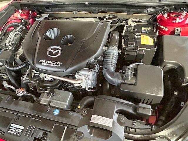 エンジンルームの状態もキレイで機関も良好です！当社では仕入時に９０ヵ所以上の点検項目の確認や試乗も実施してます！問題のない車両を店頭にて販売しております！