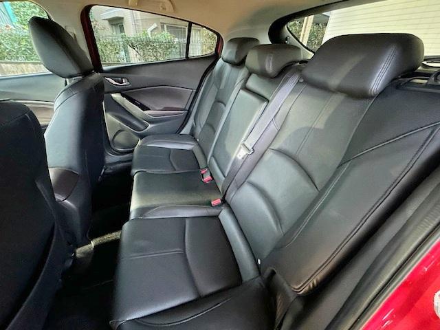 ゆったり座れるリアシート！足元スペースも広々としていて、乗り心地も良いです！シートの座り心地も良くてくつろげますよ♪