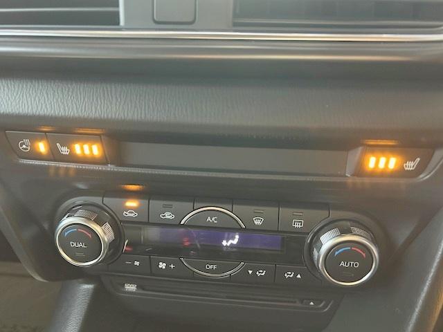 シートヒーター付き！直接体を温める仕組みですので、空気の乾きやすいカーエアコンの出力を弱めることができ、空気の乾燥を緩和することができます。女性には、お肌の潤いにも効果的ですね。