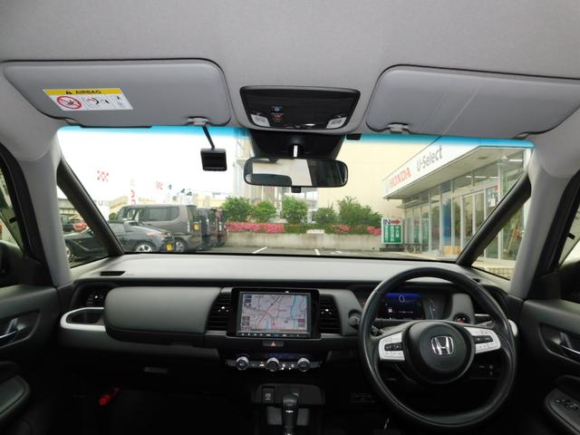 フィット ｅ：ＨＥＶホーム　純８型ナビ　後カメラ　前後ドラレコ　禁煙　ホンダセンシング　軽減ブレーキ　渋滞追従クルコン　前後誤発進抑制　オートハイビーム　ＥＴＣ　ＬＥＤライト　前後パーキングセンサー　ドアバイザー　トノカバー（2枚目）