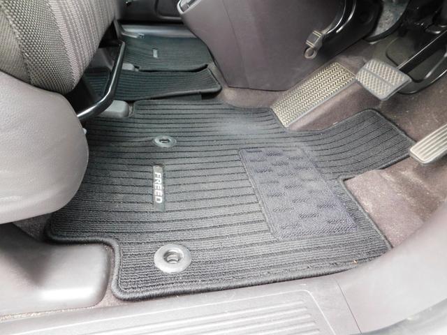 フリード Ｇ・ホンダセンシング　Ｗ電動　純ナビ　後カメラ　純ドラレコ前　禁煙　１オーナー　ハロゲンライト　ＥＴＣ　盗難防止　ロールサンシェード　２列目キャプテンシート　６人乗　フルセグＴＶ　Ｂｌｕｅｔｏｏｔｈ　ＣＤ録音　整備記録簿（21枚目）
