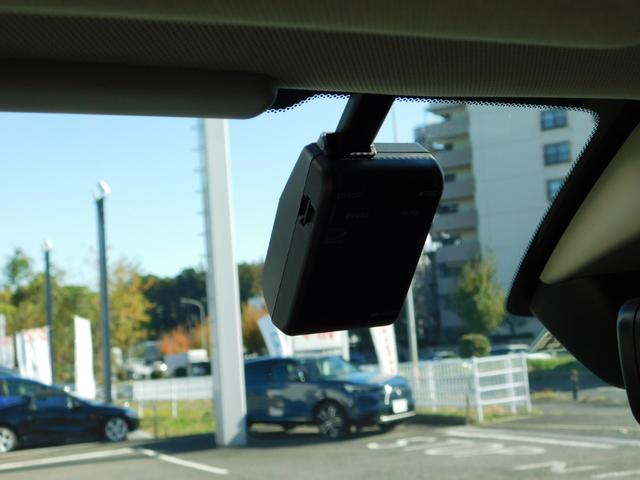 ＺＲ－Ｖ ｅ：ＨＥＶＺ　４ＷＤ　元試乗車　全周囲　前後ドラレコ　コネクトディスプレー　前後パーキングセンサー　電動バックドア　ＢＳＩ　ＢＯＳＥサウンド　ＥＴＣ２．０　置くだけ充電器　シート・ハンドルヒーター　後退出庫Ｓ　禁煙（19枚目）