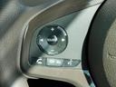 運転中のオーディオ操作に便利なステアリング付です。