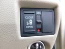 リア・スライドドアは左側電動仕様です。運転席でのコントロールスィッチとスマートキーでも操作できます。