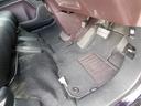 シート足元にはフロアマットを装着しております。クリーニングしてお渡しになります。