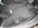 シート足元には純正フロアマットを装着しております。