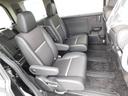 リア後席2列目シートは両肘掛付きのキャプテンシートです。リクライニング機能もあってゆったり寛げます!