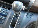 シフトは前後レバータイプです。信号などに停車中にエンジンを休ませるアイドリングストップ搭載車です。お好みでキャンセルすることもできます。
