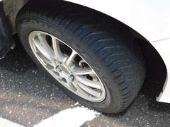 アルミホイールに装着のタイヤはオールシーズン使えるタイヤです！溝・状態も良好です！ 4