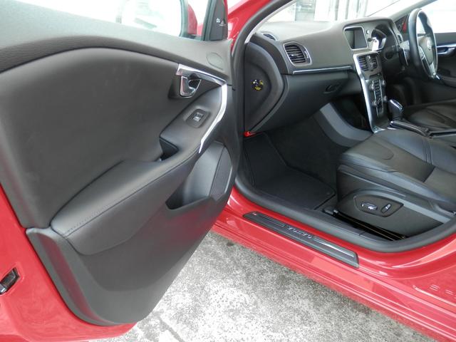 Ｖ４０ Ｄ４　黒レザー・セーフティＰＫＧ・純正ナビ・ＥＴＣ・Ｓキー（18枚目）