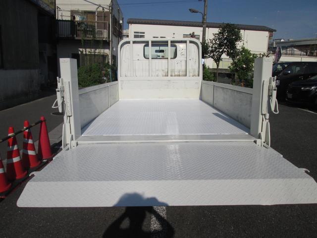 デュトロ 全低床　１オーナー　記録簿付き　５速ＭＴ車　垂直パワーリフト　３Ｔ積み　４ナンバー　自社ユーザー下取車（7枚目）