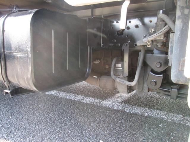 デュトロ 全低床　１オーナー　記録簿付き　５速ＭＴ車　垂直パワーリフト　３Ｔ積み　４ナンバー　自社ユーザー下取車（10枚目）