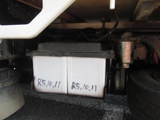 デュトロ 全低床　１オーナー　記録簿付き　５速ＭＴ車　垂直パワーリフト　３Ｔ積み　４ナンバー　自社ユーザー下取車（15枚目）