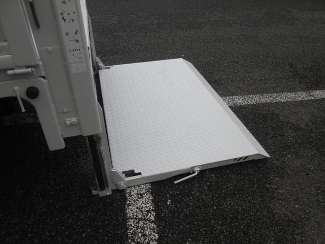 エルフトラック フルフラットロー 2t積み 垂直パワーリフト 10尺木製全低床(9枚目)
