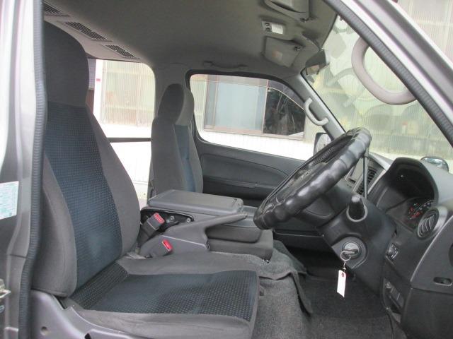 キャラバン ロングＤＸ　Ｖ－ＬＴＤ　ＩＩ　ガソリン車　低床荷台　キーレス　６人乗り（17枚目）