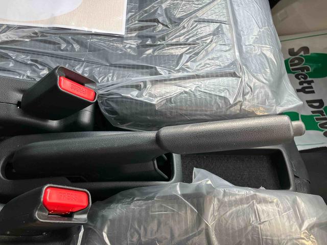 ハイゼットカーゴ DX キーレスエントリー/ハロゲンヘッドライト/スマートアシスト/パワーウインドウ/スモークガラス/AMラジオ/エアコン/パワーステアリング/エアバック(13枚目)