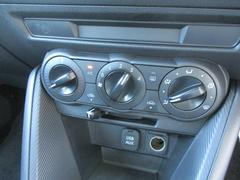 気温に合わせて直感的に操作することで、車内をいつでも快適に保てます。 6