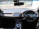 【インパネ周り】広々とした視界性の良い運転席です。スイッチ類は着座姿勢を崩さず自然に手が届く位置に配置され、視線や動作の流れを断ち切らない、ストレスフリーで美しい運転動作を可能にします。