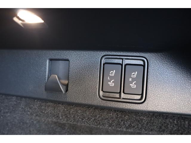 純正オプション、後席電動シート、新車時のみ注文できるオプションです。