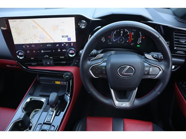 パドルシフト付き本革巻きステアリング