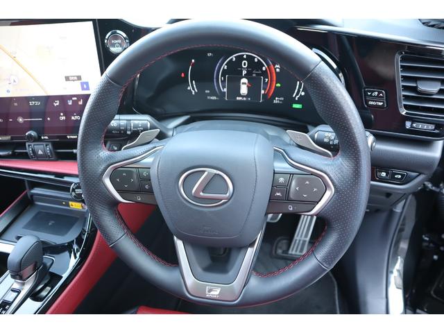 パドルシフト付き本革巻きステアリング