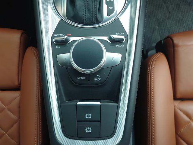 ＴＴクーペ ２．０ＴＦＳＩ　バーチャルコクピット　マトリクスＬＥＤヘッド　ブラウン革　アシスタンスＰＫＧ　ＭＭＩナビ地デジフルセグＴＶ　流れるウィンカー　ＥＴＣ　可変式リアウイング　ドライブセレクト　パドルシフト　パークアシスト（22枚目）