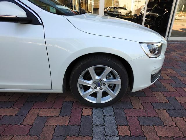 Ｖ６０ Ｔ４　ラグジュアリーエディション　純正ＨＤＤナビ　黒革シート　ＢＬＩＳ　インテリセーフ　ＥＴＣ　バックカメラ　電動シート　シートヒーター　バイキセノン　パドルシフト　プッシュスタート　スマートキー　衝突安全装置　クルーズコントロール（5枚目）