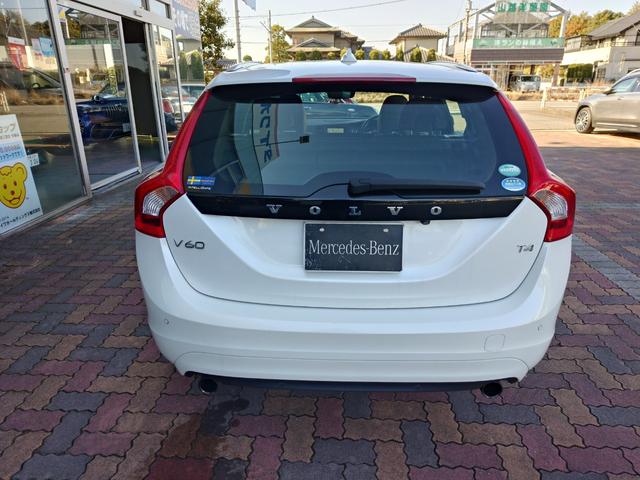 Ｖ６０ Ｔ４　ラグジュアリーエディション　純正ＨＤＤナビ　黒革シート　ＢＬＩＳ　インテリセーフ　ＥＴＣ　バックカメラ　電動シート　シートヒーター　バイキセノン　パドルシフト　プッシュスタート　スマートキー　衝突安全装置　クルーズコントロール（7枚目）