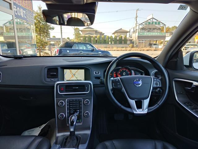 Ｖ６０ Ｔ４　ラグジュアリーエディション　純正ＨＤＤナビ　黒革シート　ＢＬＩＳ　インテリセーフ　ＥＴＣ　バックカメラ　電動シート　シートヒーター　バイキセノン　パドルシフト　プッシュスタート　スマートキー　衝突安全装置　クルーズコントロール（8枚目）