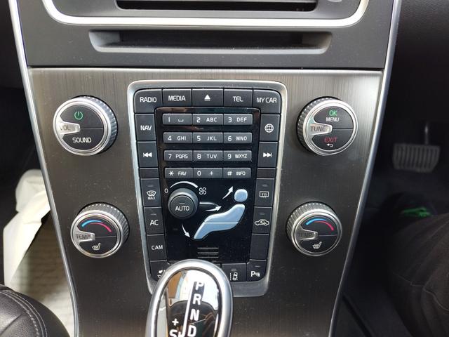 Ｖ６０ Ｔ４　ラグジュアリーエディション　純正ＨＤＤナビ　黒革シート　ＢＬＩＳ　インテリセーフ　ＥＴＣ　バックカメラ　電動シート　シートヒーター　バイキセノン　パドルシフト　プッシュスタート　スマートキー　衝突安全装置　クルーズコントロール（11枚目）