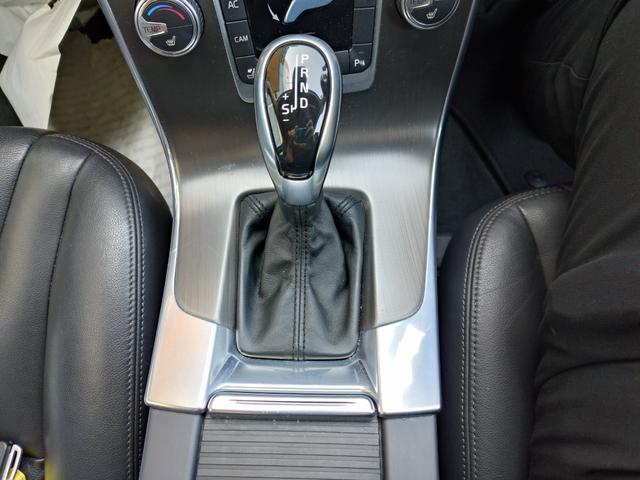 Ｖ６０ Ｔ４　ラグジュアリーエディション　純正ＨＤＤナビ　黒革シート　ＢＬＩＳ　インテリセーフ　ＥＴＣ　バックカメラ　電動シート　シートヒーター　バイキセノン　パドルシフト　プッシュスタート　スマートキー　衝突安全装置　クルーズコントロール（12枚目）