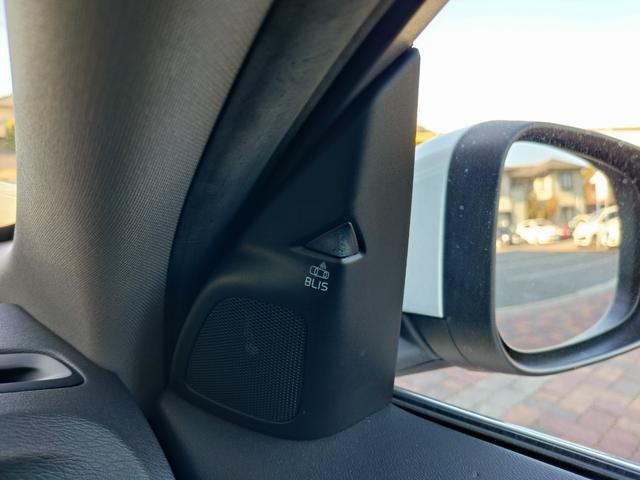 Ｖ６０ Ｔ４　ラグジュアリーエディション　純正ＨＤＤナビ　黒革シート　ＢＬＩＳ　インテリセーフ　ＥＴＣ　バックカメラ　電動シート　シートヒーター　バイキセノン　パドルシフト　プッシュスタート　スマートキー　衝突安全装置　クルーズコントロール（13枚目）