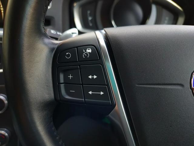 Ｖ６０ Ｔ４　ラグジュアリーエディション　純正ＨＤＤナビ　黒革シート　ＢＬＩＳ　インテリセーフ　ＥＴＣ　バックカメラ　電動シート　シートヒーター　バイキセノン　パドルシフト　プッシュスタート　スマートキー　衝突安全装置　クルーズコントロール（14枚目）