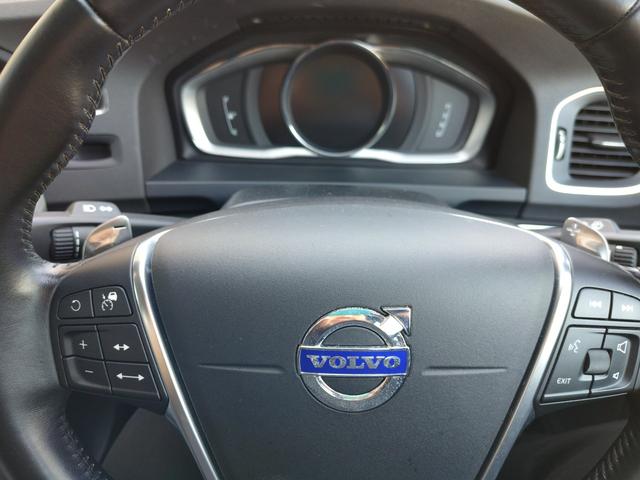 Ｖ６０ Ｔ４　ラグジュアリーエディション　純正ＨＤＤナビ　黒革シート　ＢＬＩＳ　インテリセーフ　ＥＴＣ　バックカメラ　電動シート　シートヒーター　バイキセノン　パドルシフト　プッシュスタート　スマートキー　衝突安全装置　クルーズコントロール（16枚目）