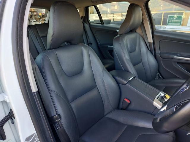 Ｖ６０ Ｔ４　ラグジュアリーエディション　純正ＨＤＤナビ　黒革シート　ＢＬＩＳ　インテリセーフ　ＥＴＣ　バックカメラ　電動シート　シートヒーター　バイキセノン　パドルシフト　プッシュスタート　スマートキー　衝突安全装置　クルーズコントロール（18枚目）