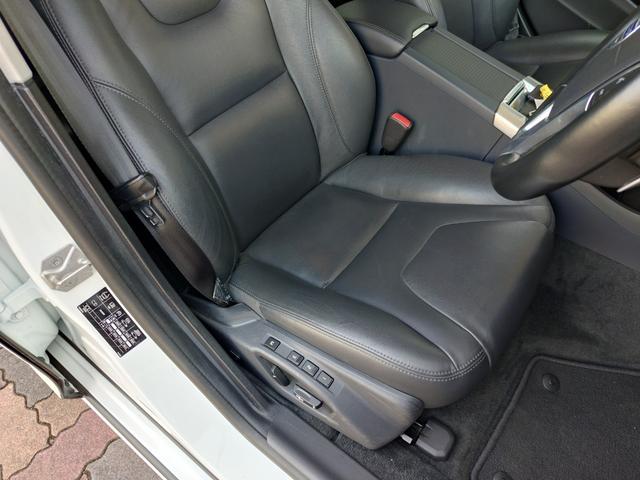 Ｖ６０ Ｔ４　ラグジュアリーエディション　純正ＨＤＤナビ　黒革シート　ＢＬＩＳ　インテリセーフ　ＥＴＣ　バックカメラ　電動シート　シートヒーター　バイキセノン　パドルシフト　プッシュスタート　スマートキー　衝突安全装置　クルーズコントロール（19枚目）