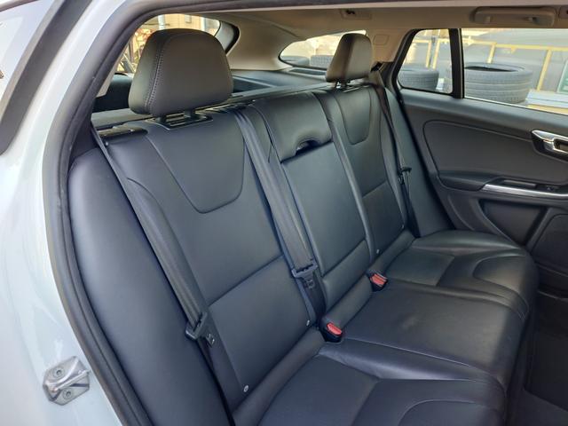 Ｖ６０ Ｔ４　ラグジュアリーエディション　純正ＨＤＤナビ　黒革シート　ＢＬＩＳ　インテリセーフ　ＥＴＣ　バックカメラ　電動シート　シートヒーター　バイキセノン　パドルシフト　プッシュスタート　スマートキー　衝突安全装置　クルーズコントロール（23枚目）