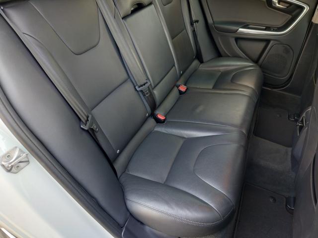 Ｖ６０ Ｔ４　ラグジュアリーエディション　純正ＨＤＤナビ　黒革シート　ＢＬＩＳ　インテリセーフ　ＥＴＣ　バックカメラ　電動シート　シートヒーター　バイキセノン　パドルシフト　プッシュスタート　スマートキー　衝突安全装置　クルーズコントロール（24枚目）