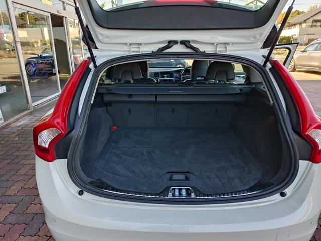 Ｖ６０ Ｔ４　ラグジュアリーエディション　純正ＨＤＤナビ　黒革シート　ＢＬＩＳ　インテリセーフ　ＥＴＣ　バックカメラ　電動シート　シートヒーター　バイキセノン　パドルシフト　プッシュスタート　スマートキー　衝突安全装置　クルーズコントロール（25枚目）