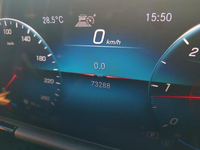 サンルーフ　黒グレーコンビ革　ＡＭＧレザーエクスクルーシブＰＫＧ　アドバンストＰＫＧ　ヘッドＵＰディスプレイ　電動トランク　電動シート　シートヒーター　ＬＥＤヘッド　ＡＣＣ　純ナビフルセグ全方位カメラ