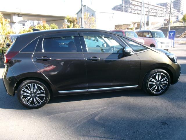 フィット ｅ：ＨＥＶリュクス　禁煙車　純正ナビ　バックカメラ　Ｂｌｕｅｔｏｏｔｈ　ＤＶＤ再生　ＵＳＢ　純正前後ドラレコ　ステコン　ＥＴＣ　ワイヤレススマホ充電　ホンダセンシング　レザーシート　シートヒーター　スマートキー（8枚目）