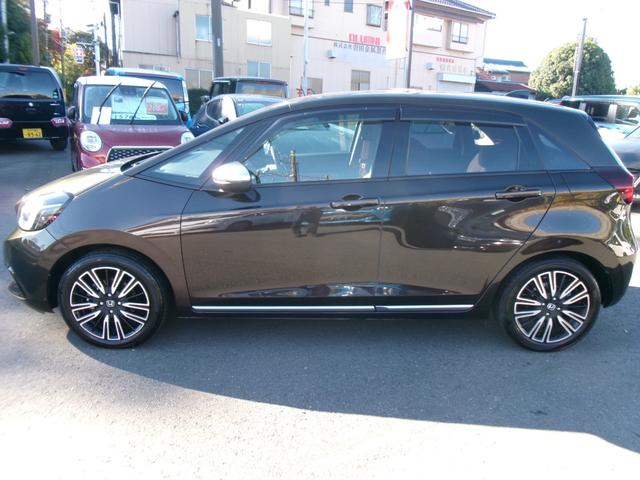 フィット ｅ：ＨＥＶリュクス　禁煙車　純正ナビ　バックカメラ　Ｂｌｕｅｔｏｏｔｈ　ＤＶＤ再生　ＵＳＢ　純正前後ドラレコ　ステコン　ＥＴＣ　ワイヤレススマホ充電　ホンダセンシング　レザーシート　シートヒーター　スマートキー（12枚目）