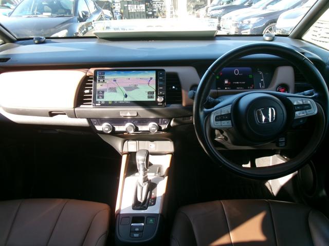 フィット ｅ：ＨＥＶリュクス　禁煙車　純正ナビ　バックカメラ　Ｂｌｕｅｔｏｏｔｈ　ＤＶＤ再生　ＵＳＢ　純正前後ドラレコ　ステコン　ＥＴＣ　ワイヤレススマホ充電　ホンダセンシング　レザーシート　シートヒーター　スマートキー（13枚目）