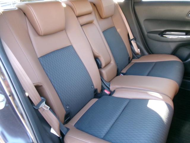 フィット ｅ：ＨＥＶリュクス　禁煙車　純正ナビ　バックカメラ　Ｂｌｕｅｔｏｏｔｈ　ＤＶＤ再生　ＵＳＢ　純正前後ドラレコ　ステコン　ＥＴＣ　ワイヤレススマホ充電　ホンダセンシング　レザーシート　シートヒーター　スマートキー（18枚目）