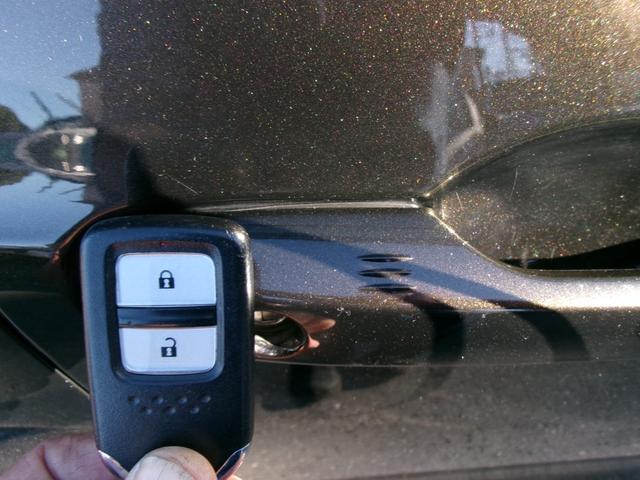 フィット ｅ：ＨＥＶリュクス　禁煙車　純正ナビ　バックカメラ　Ｂｌｕｅｔｏｏｔｈ　ＤＶＤ再生　ＵＳＢ　純正前後ドラレコ　ステコン　ＥＴＣ　ワイヤレススマホ充電　ホンダセンシング　レザーシート　シートヒーター　スマートキー（37枚目）