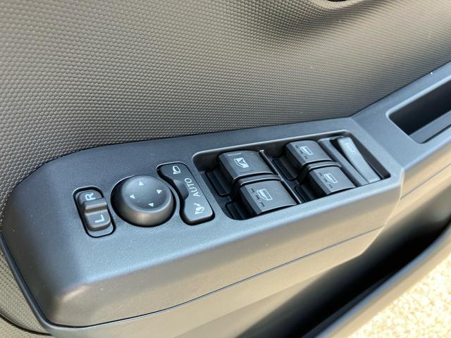 タフト Ｇ　クロムベンチャー　オーディオレス　衝突回避支援ブレーキ　誤発進抑制装置　アイドリングストップ　スマートキー　プッシュボタンスタート　盗難防止装置　イモビライザー　シートヒーター　オートライト　ＬＥＤヘッドライト（28枚目）