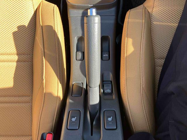 コペン ローブ　電動開閉式ルーフ　ＬＥＤヘッドライト　ハロゲンフォグランプ　キーフリーシステム　シートヒーター　オートエアコン　１６インチアルミホイール（22枚目）